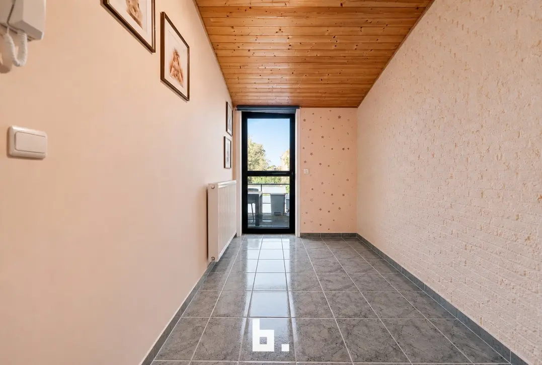 Opbrengsteigendom met 2 appartementen, handelsruimte en 2 garages in Sint-Andries - Sint-Andries
