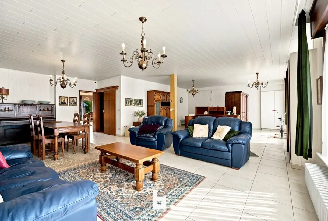 Unieke eigendom met 5 slaapkamers, 3 garages en tal van mogelijkheden op 1.507 m² - Kortemark