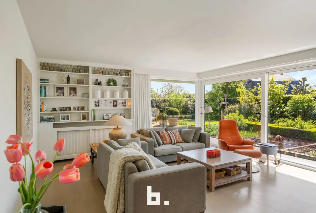 Discrete verkoop van uitzonderlijk grote villa - Varsenare