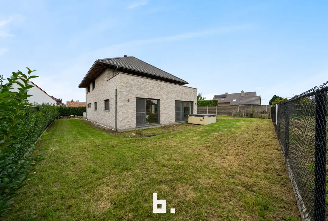 Prachtige nieuwbouwvilla met 4 ruime slaapkamers, inpandige garage en tuin - Zwevezele