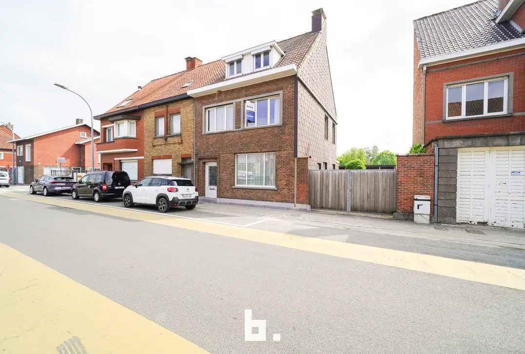 Zeer ruime halfopen woning met meerdere garages en tuin - Tielt