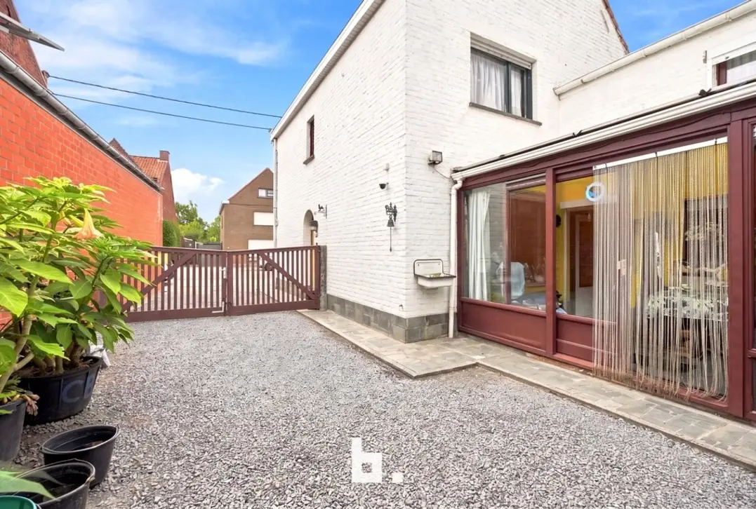 Te renoveren halfopen bebouwing met 3 garages op een perceel van 668 m² - Roeselare