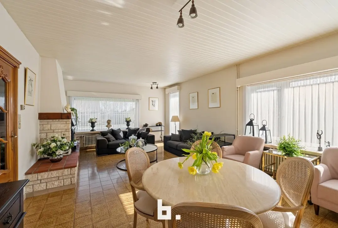 Mooie laagbouwvilla met zonnige tuin, dubbele garage en bijgebouw - Jabbeke