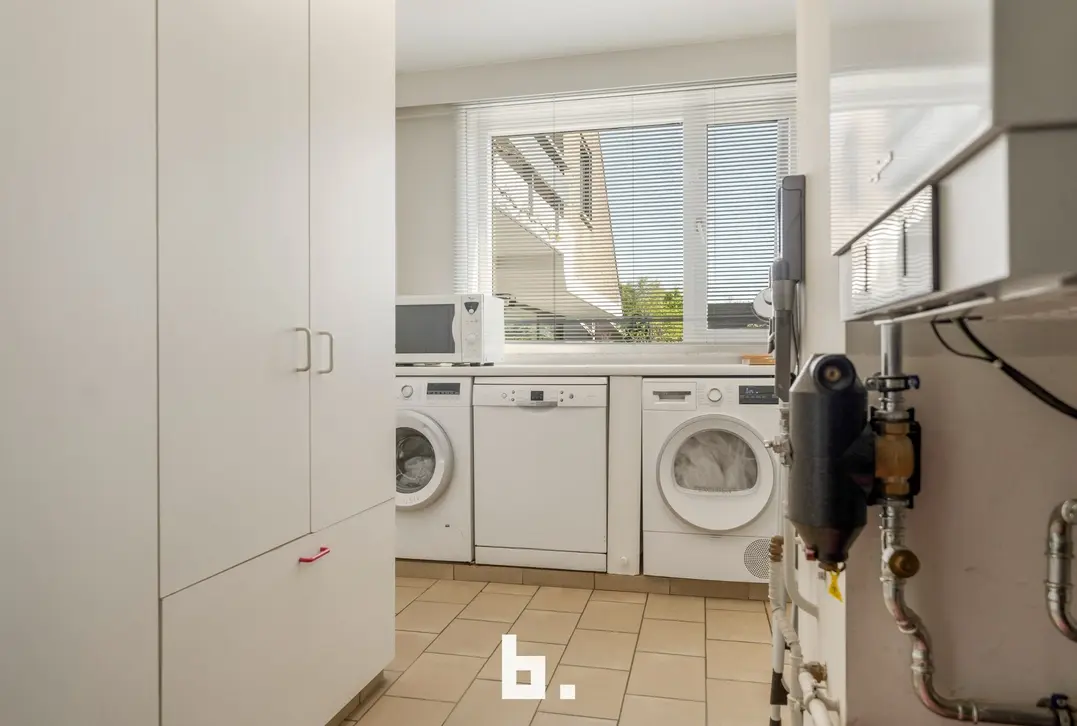 Discrete verkoop van uitzonderlijk grote villa - Varsenare