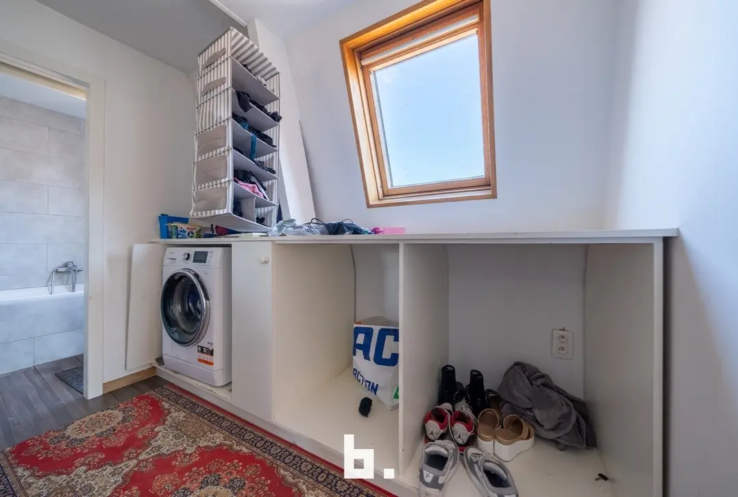 Instapklare hoekwoning met 4 slaapkamers op zeer mooie locatie te centrum Brugge - Brugge