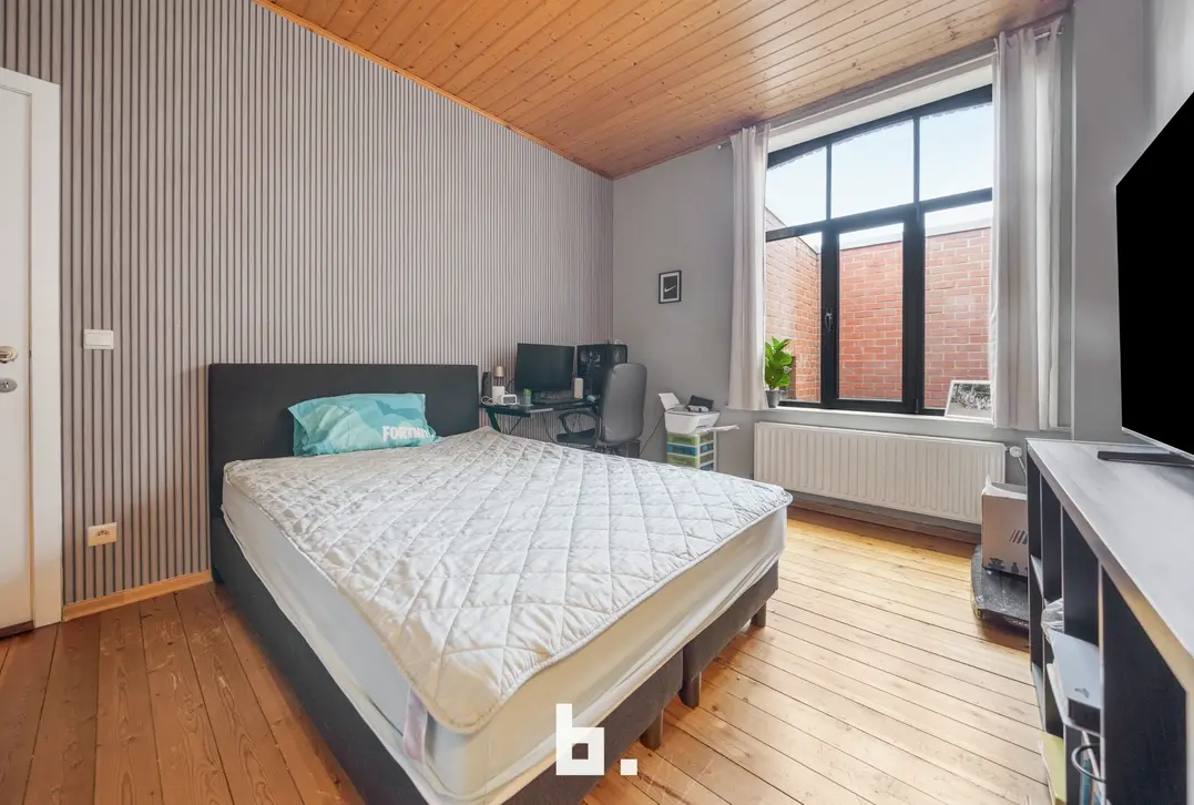 Opbrengsteigendom met 2 appartementen, handelsruimte en 2 garages in Sint-Andries - Sint-Andries