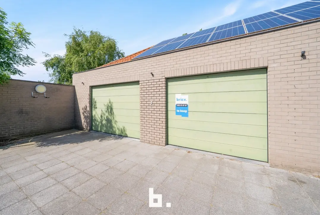 Mooie, ruime garage met elektrische poort en oprit. - Brugge