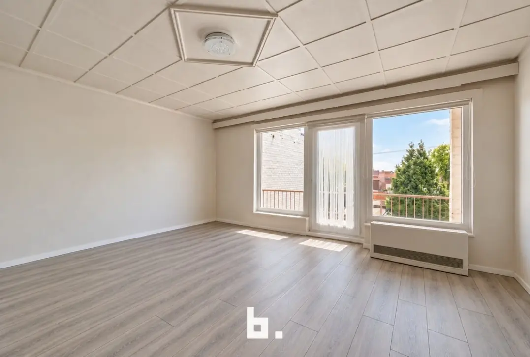 Ruim duplexappartement met 2 slaapkamers, zuidgericht terras, privatieve garage, oprit en extra bergplaats! - Roeselare
