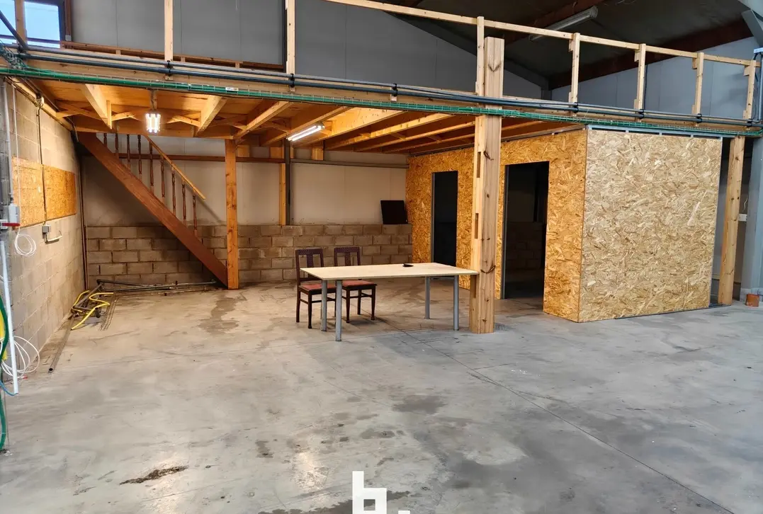Industriehal met kantoor te Wellen - Wellen