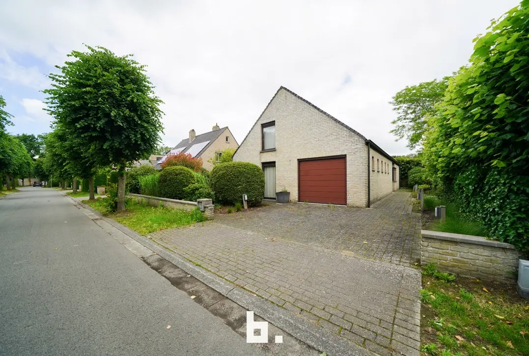 Op zoek naar een comfortabele woning op een rustige locatie? Deze ruime gezinswoning in Jabbeke heeft alles in huis om aangenaam te wonen. De woning b
