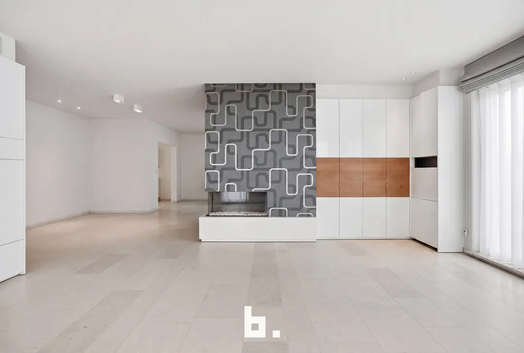 Unieke combinatie: Feestzaal met ruim appartement en grote parking te koop te Izegem! - Izegem
