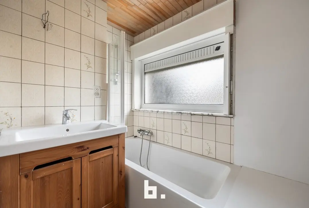 Karaktervolle renovatiewoning met ruime oprit in Kuurne - Kuurne