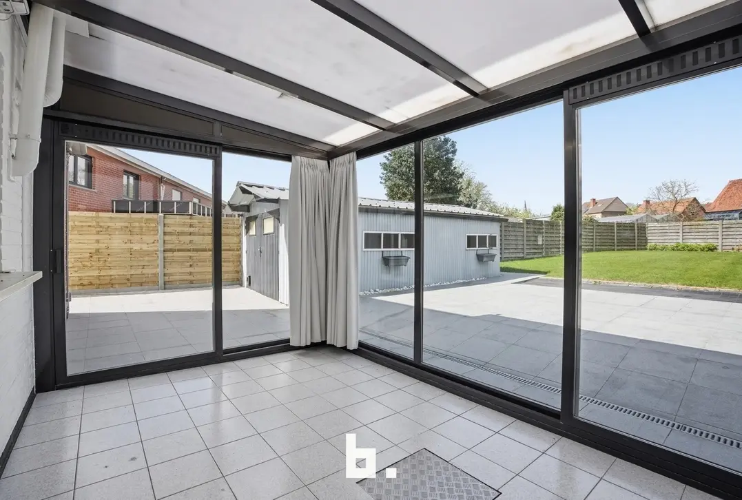 Charmante halfopen bebouwing met 4 slaapkamers, veranda en ruime tuin in Hooglede - Hooglede