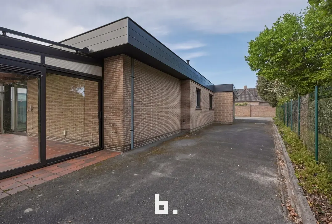 Ruime gelijkvloerse villa op 757 m² met dubbele garage en zonnige tuin - Roeselare