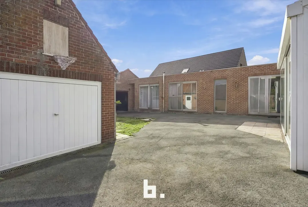 Ruime woning met 5 slaapkamers en veelzijdige loods met tal van mogelijkheden - Staden