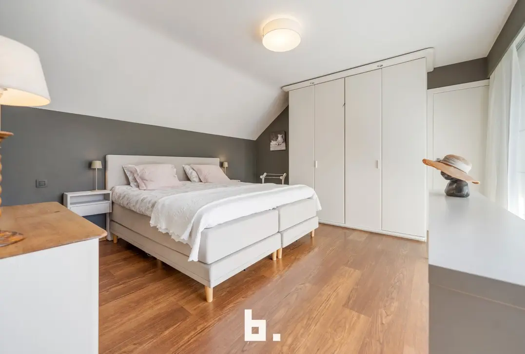 Discrete verkoop van uitzonderlijk grote villa - Varsenare