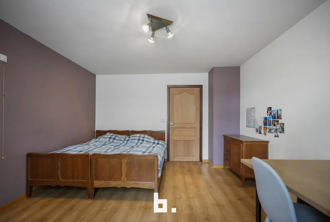 Ruime halfopen bebouwing met 4 slaapkamers, oprit en dubbele garage. - Wevelgem