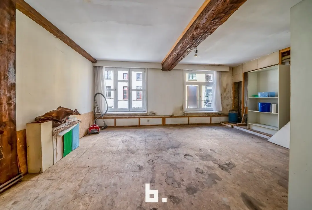 Te renoveren handelspand met woonst in het historische Hart van Brugge - Brugge