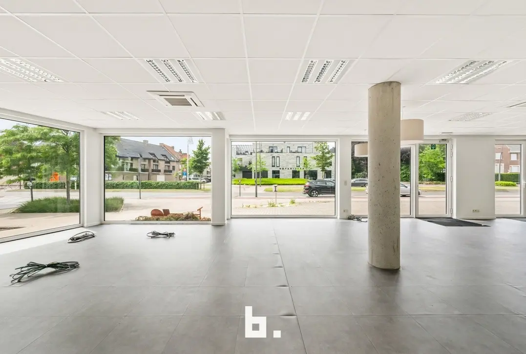 Ruim handelspand/kantoorruimte met 7 parkeerplaatsen op toplocatie in Roeselare - Roeselare