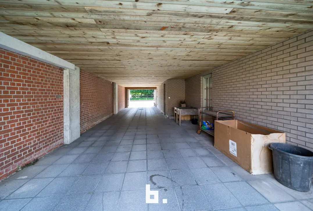 Mooie, ruime garage met elektrische poort en oprit. - Brugge