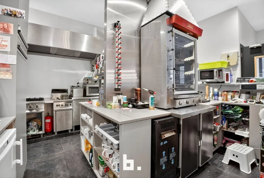 Tophorecazaak met woonst te koop op absolute A-locatie te Diksmuide - Diksmuide