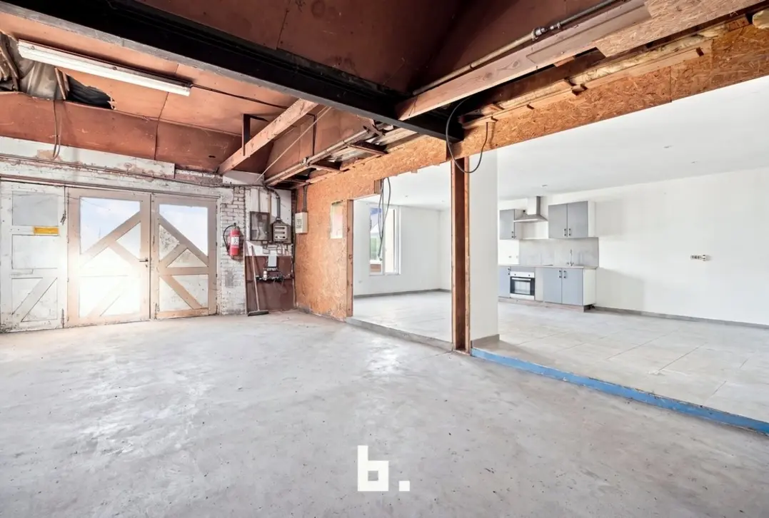 Unieke opportuniteit! Magazijn met mogelijkheid tot aankoop van 2 Appartementen.  - Roeselare
