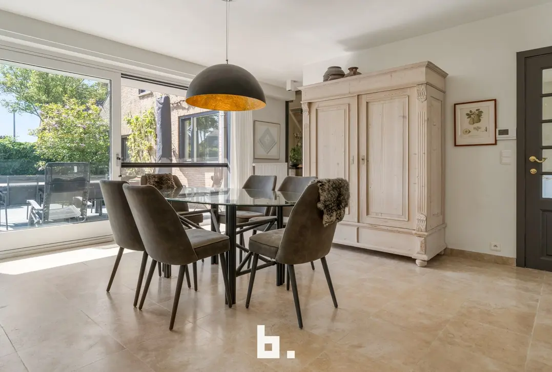 Discrete verkoop van uitzonderlijk grote villa - Varsenare