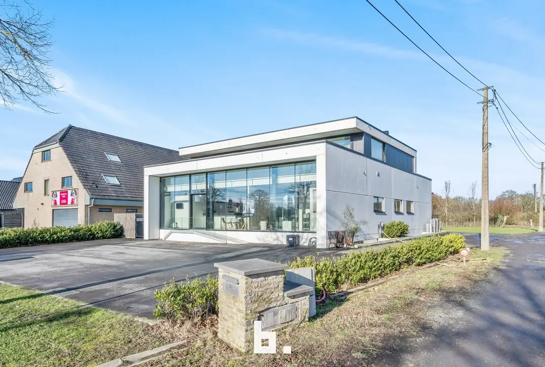 vlot bereikbaar comm gebouw met private tuin  - Zedelgem