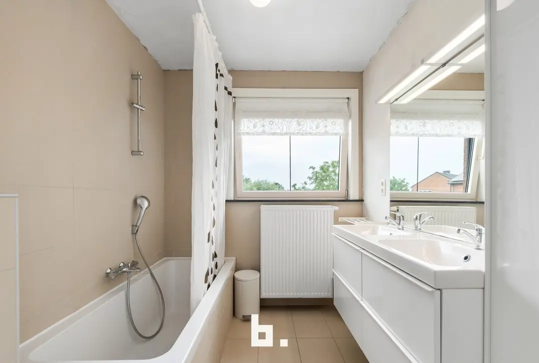 Instapklare woning met prachtige vergezichten in Hansbeke! - Hansbeke - €470.000