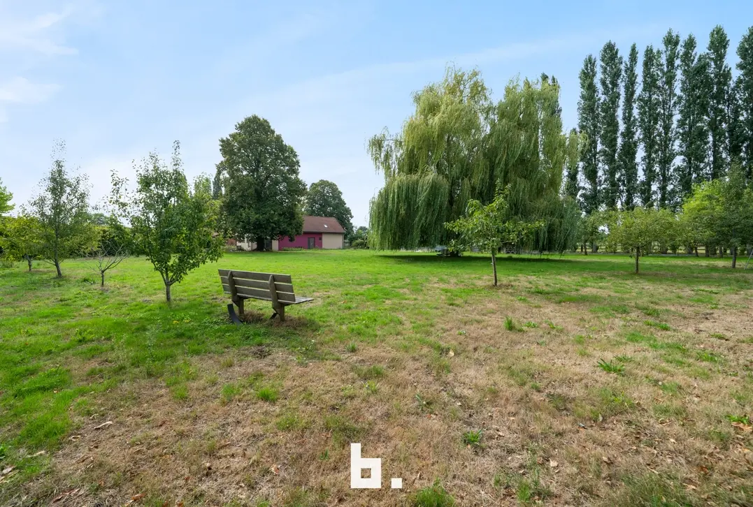 Deze eigendom situeert zich op een oppervlakte van 5.092 m². 
De plannen en de goedkeuring voor de verbouwingen zijn reeds aanwezig en kunnen dus vlo