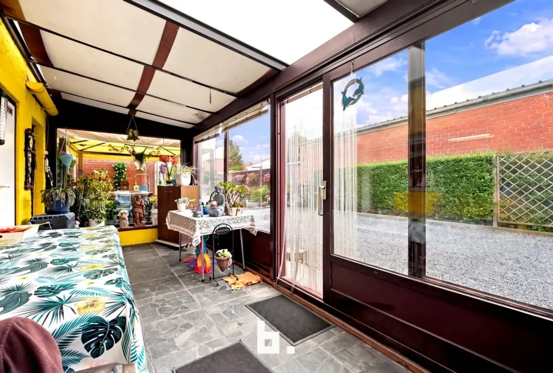 Te renoveren halfopen bebouwing met 3 garages op een perceel van 668 m² - Roeselare