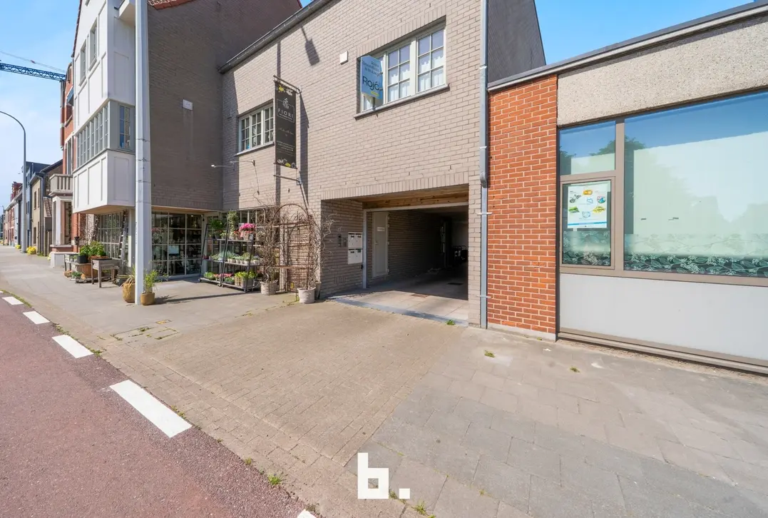 Mooie, ruime garage met elektrische poort en oprit. - Brugge