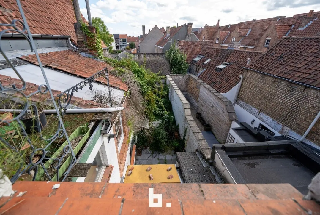 Te renoveren handelspand met woonst in het historische Hart van Brugge - Brugge