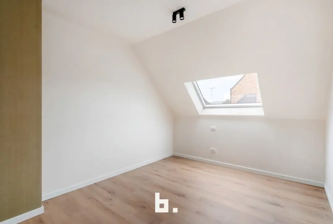 Ruime nieuwbouwwoning met 4 slaapkamers, garage en mooi afgewerkte tuin - Roeselare
