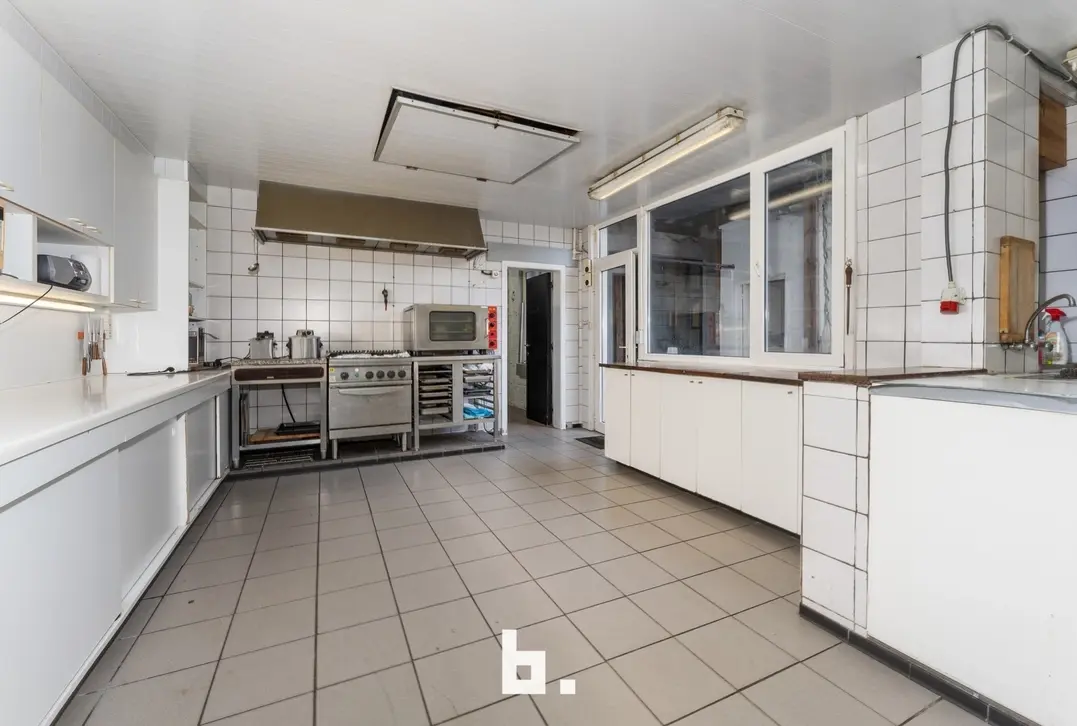 Unieke, polyvalente woning met handelsruimte, dubbele garage en atelier! - Kortrijk