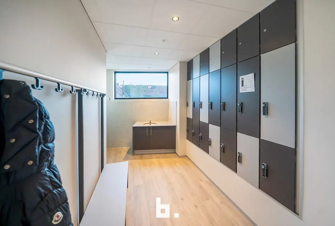 vlot bereikbaar comm gebouw met private tuin  - Zedelgem