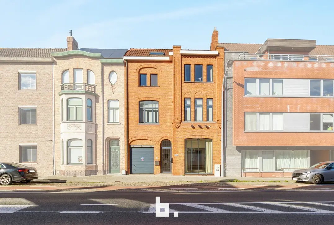Opbrengsteigendom met 2 appartementen, handelsruimte en 2 garages in Sint-Andries - Sint-Andries