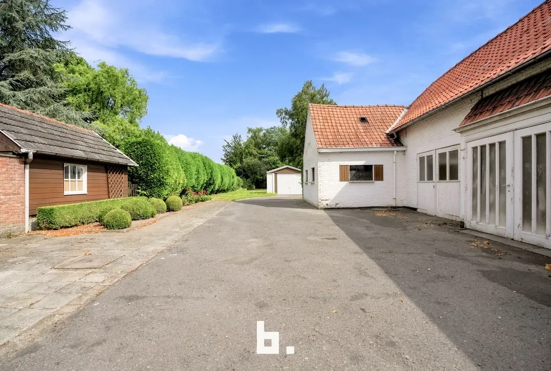 Unieke eigendom met 5 slaapkamers, 3 garages en tal van mogelijkheden op 1.507 m² - Kortemark