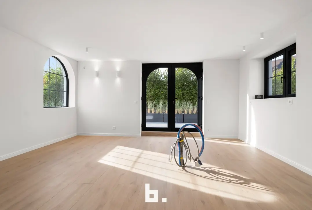 Een karaktervolle villa in uitgesproken cottagestijl, waar authentieke architectuur en hedendaags wooncomfort harmonieus samenkomen. De woning wordt omgeven doo - Oostkerke