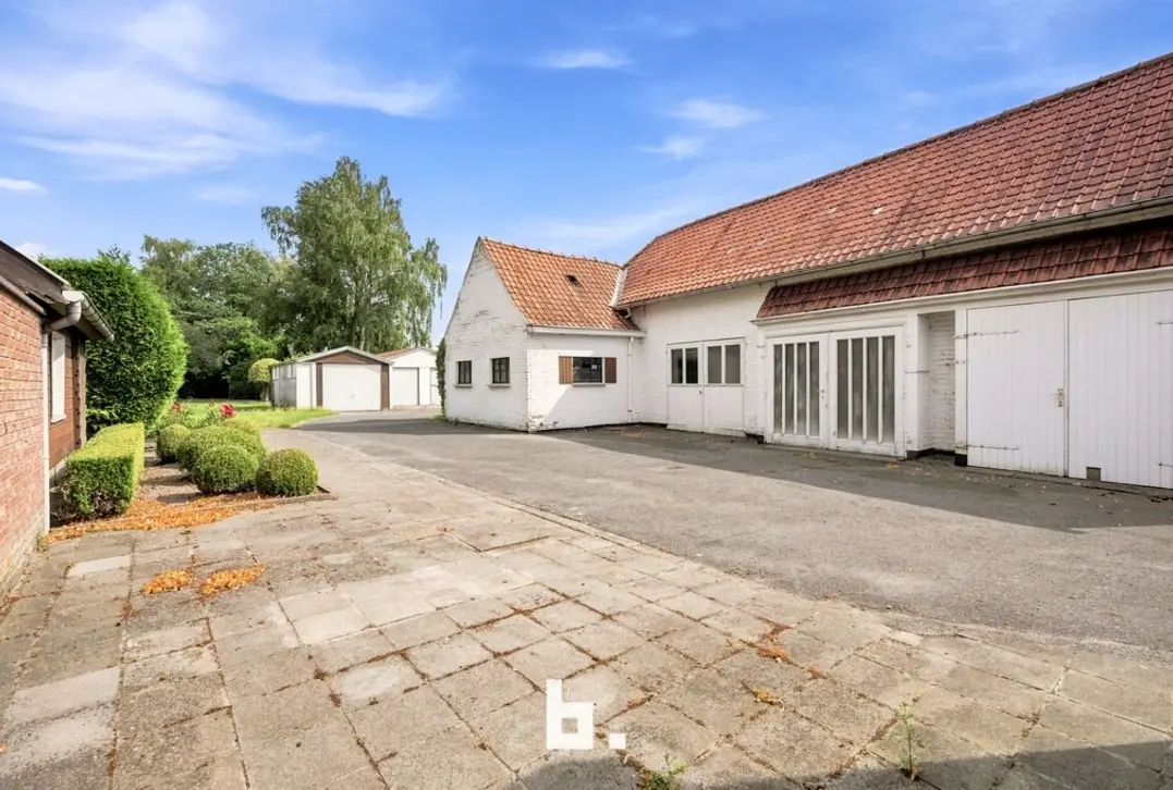 Unieke eigendom met 5 slaapkamers, 3 garages en tal van mogelijkheden op 1.507 m² - Kortemark