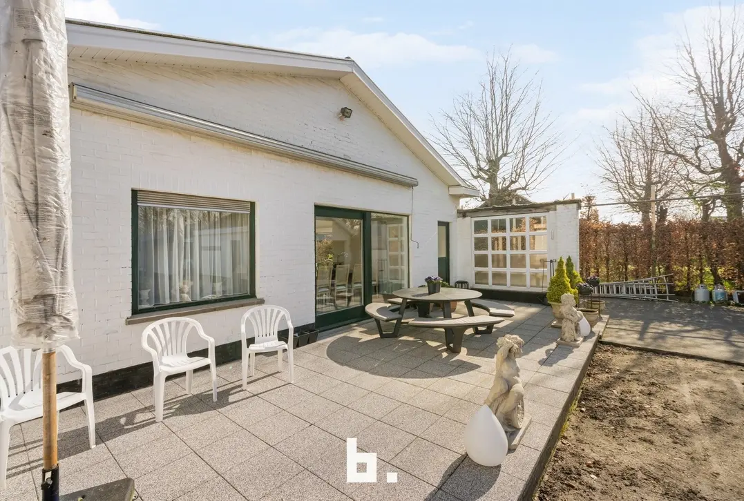 Mooie laagbouwvilla met zonnige tuin, dubbele garage en bijgebouw - Jabbeke