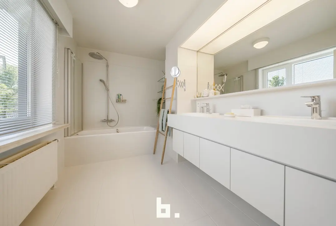 Discrete verkoop van uitzonderlijk grote villa - Varsenare