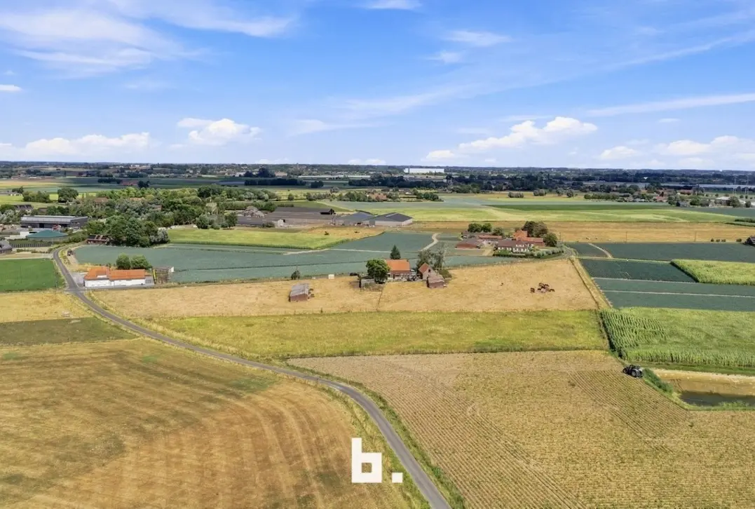Prachtig gelegen hoeve met bijgebouwen op circa 1,85 hectare - Staden