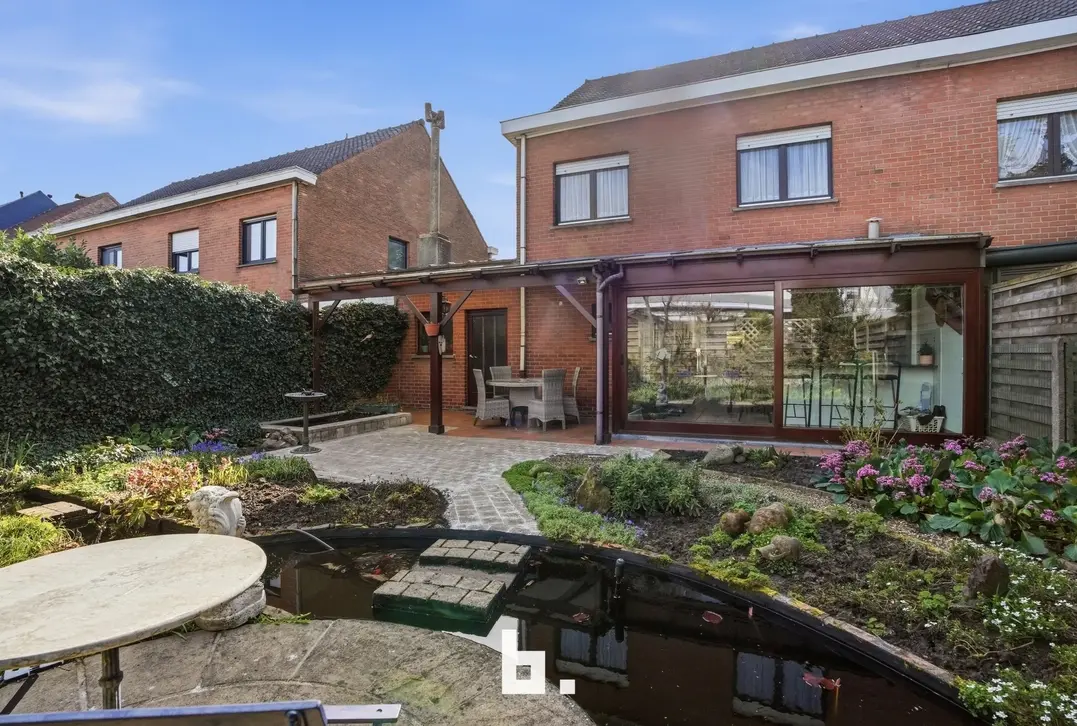 Halfopen gezinswoning met tuin, oprit en garage - Kortrijk - €315.000