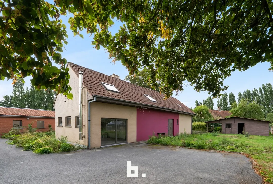 Deze eigendom situeert zich op een oppervlakte van 5.092 m². 
De plannen en de goedkeuring voor de verbouwingen zijn reeds aanwezig en kunnen dus vlo