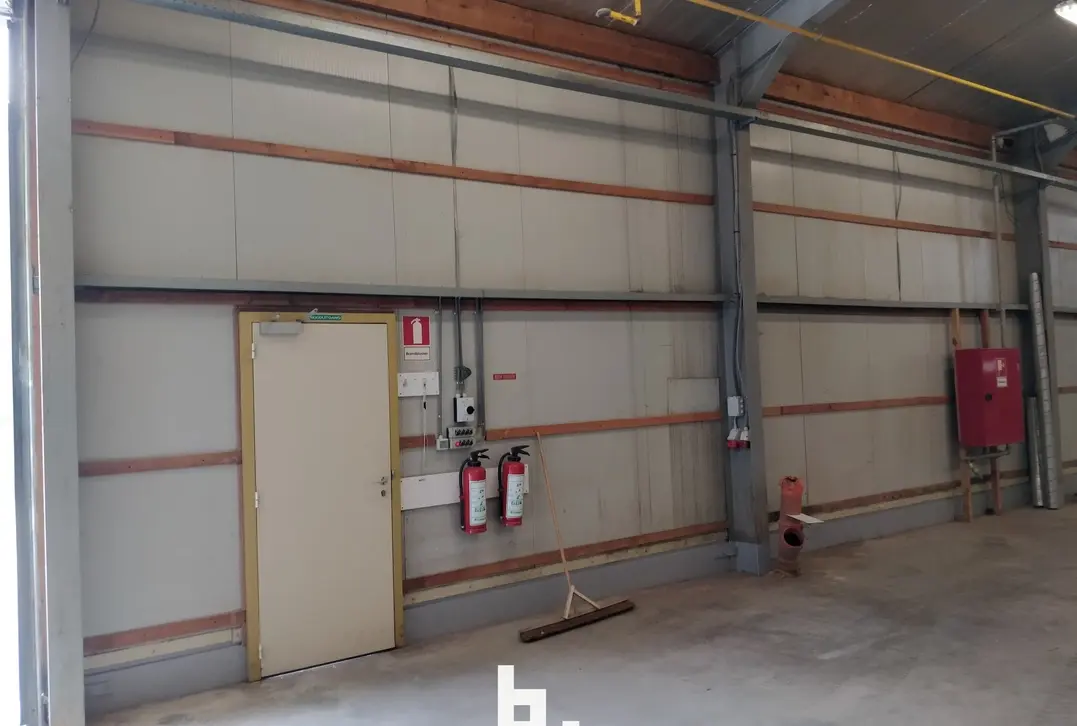 Industriehal met kantoor te Wellen - Wellen