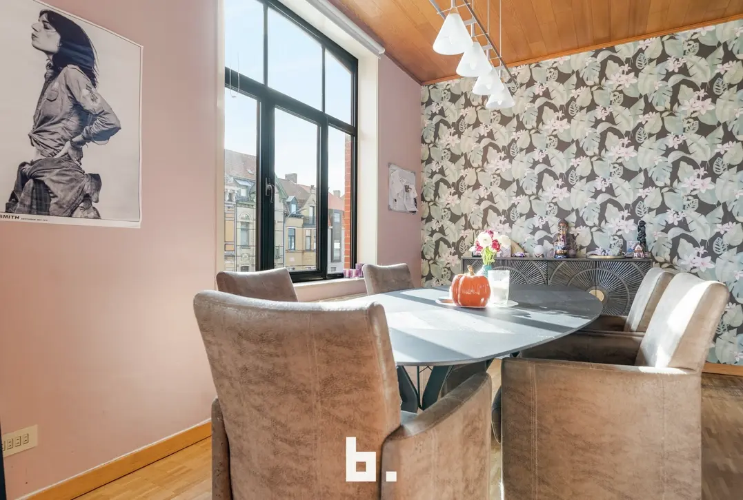 Opbrengsteigendom met 2 appartementen, handelsruimte en 2 garages in Sint-Andries - Sint-Andries