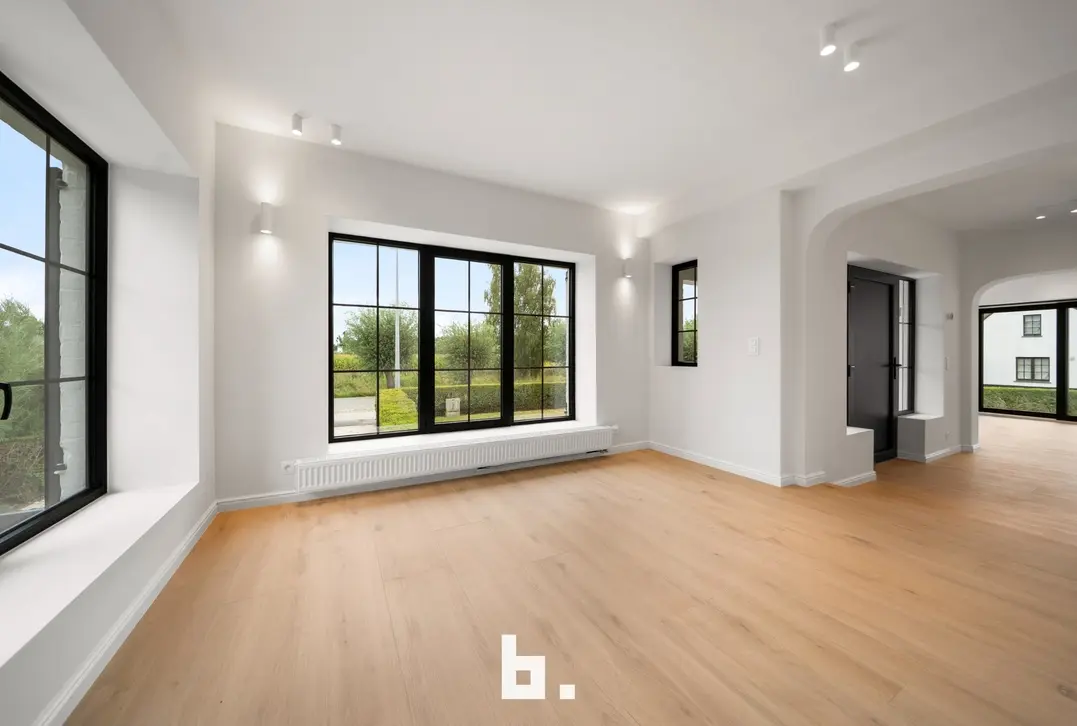 Een karaktervolle villa in uitgesproken cottagestijl, waar authentieke architectuur en hedendaags wooncomfort harmonieus samenkomen. De woning wordt omgeven doo - Oostkerke