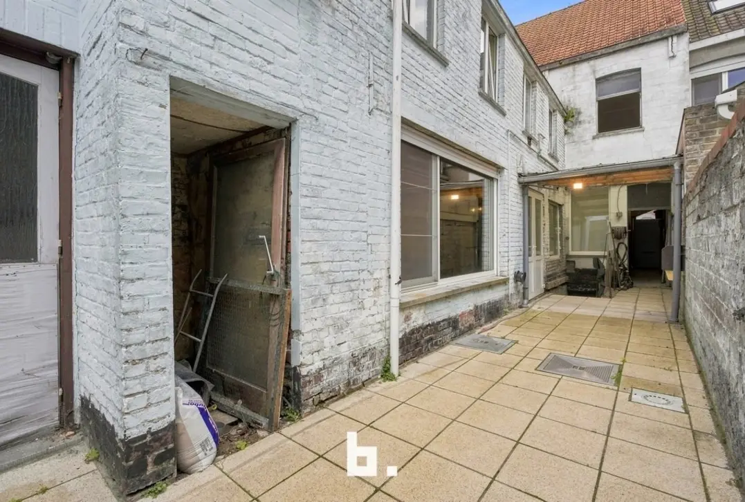 Te renoveren woning met veel potentieel in centrum Izegem - Izegem