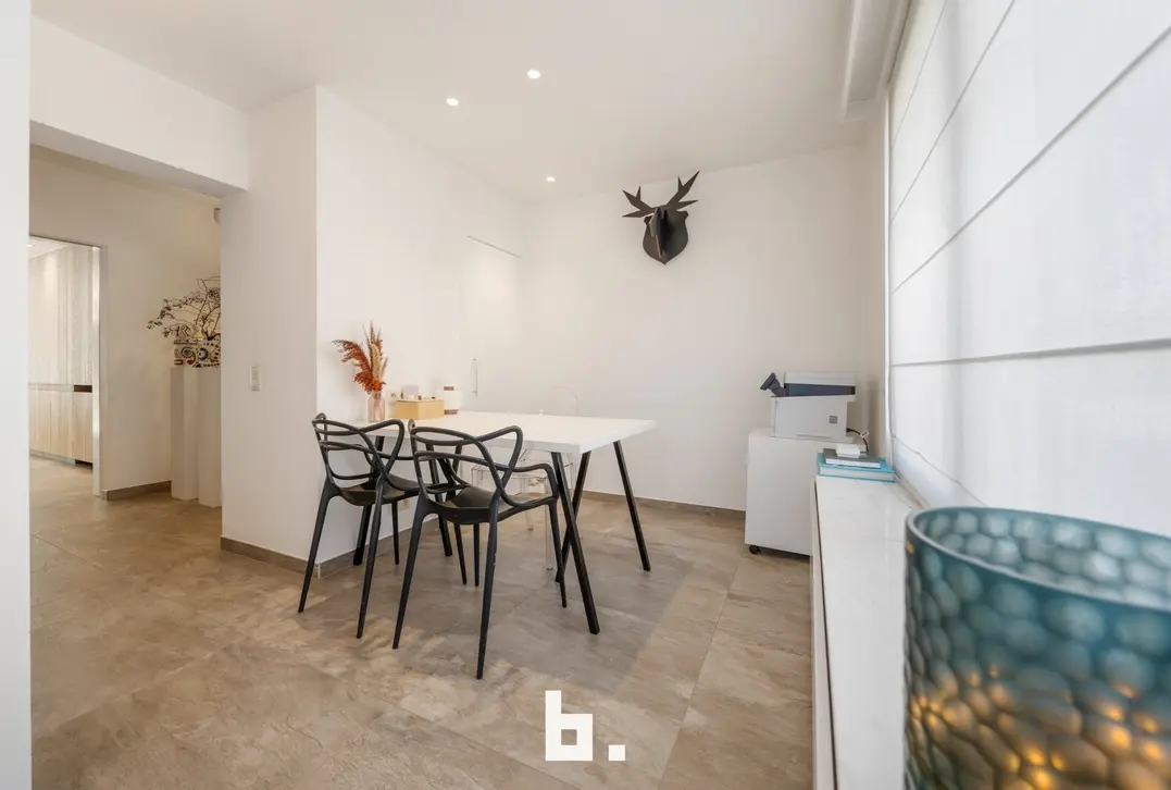 Stijlvolle gerenoveerde woning met 4 slaapkamers en garage op topligging! - Roeselare